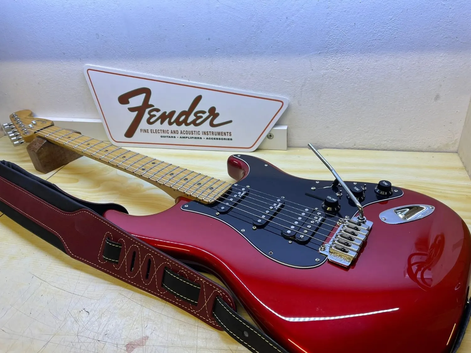 Fender Deluxe Stratocaster HSH corpo chitarra Candy Apple Red ontano