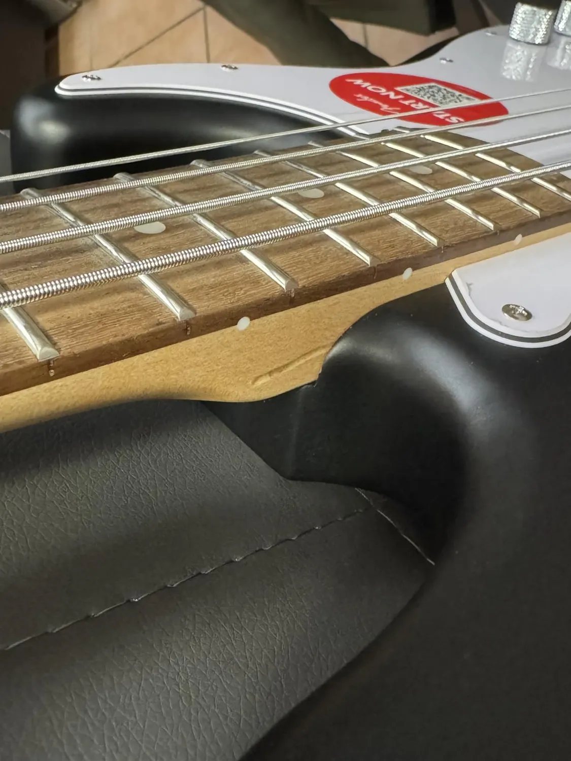 Squier Debut Precision Bass basso elettrico nero principianti