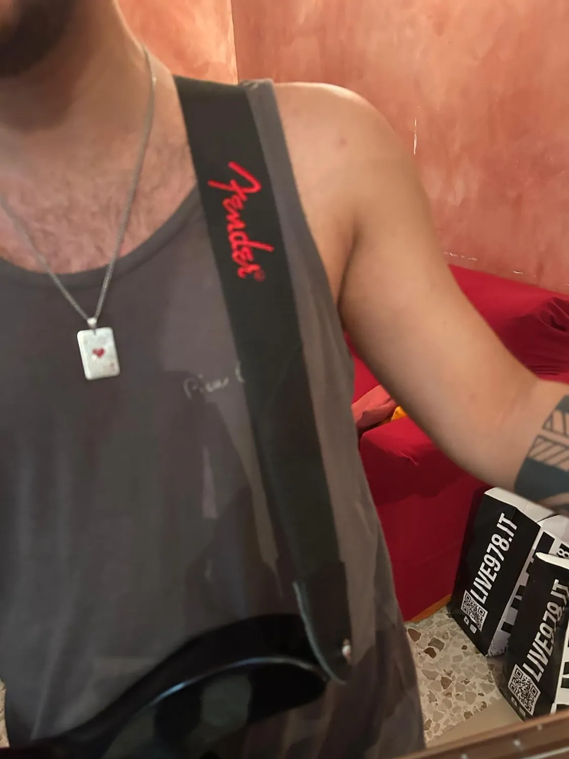 Fender Logo tracolla chitarra 2" nera rossa portaplettri