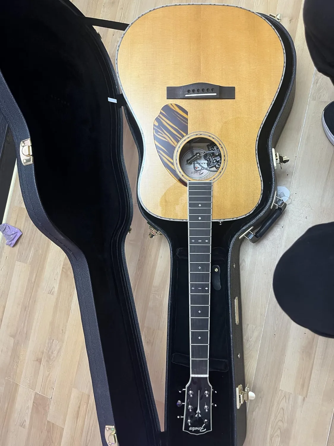 Fender PD-220E Paramount dreadnought naturale