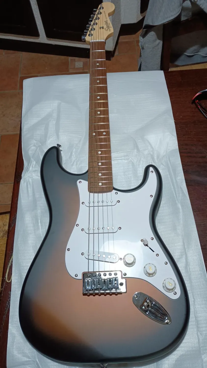 Squier Debut Stratocaster SSS Chitarra Sunburst