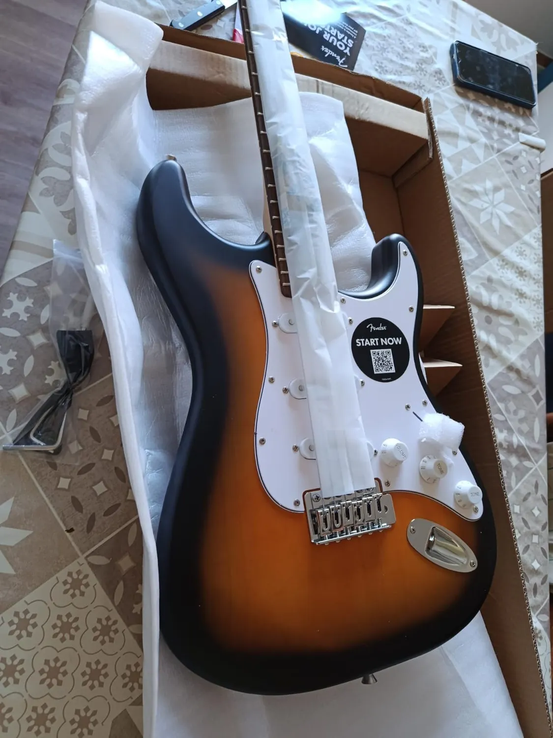 Squier Debut Stratocaster SSS Chitarra Sunburst