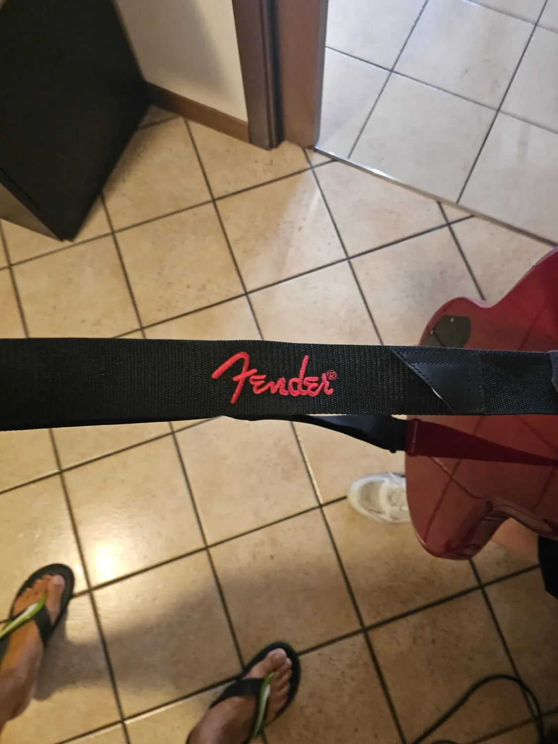Fender Logo tracolla chitarra 2" nera rossa portaplettri