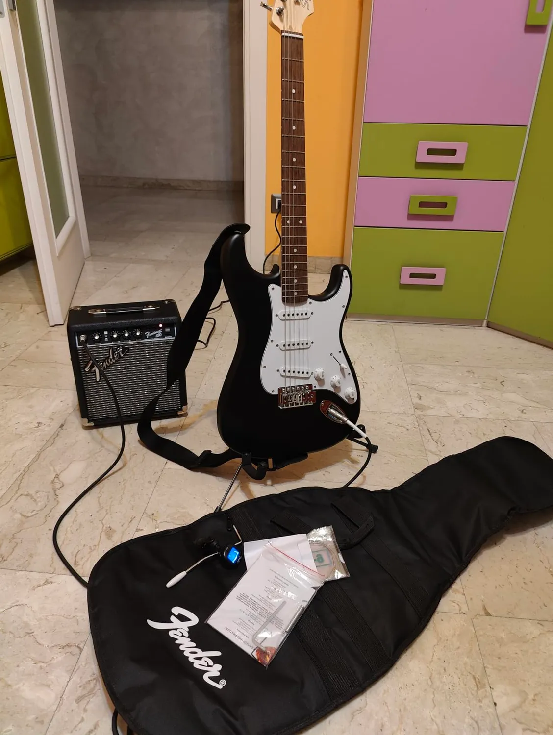 Fender Squier Debut Stratocaster kit chitarra nero con ampli 10G