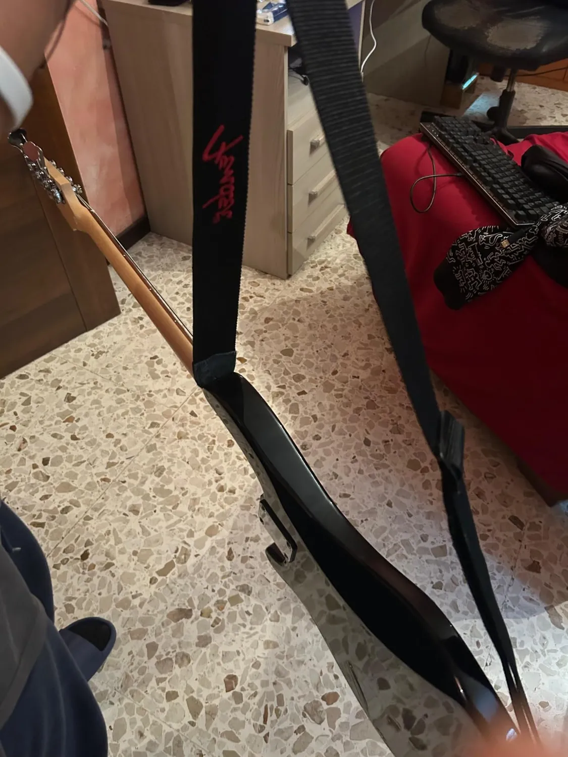 Fender Logo tracolla chitarra 2" nera rossa portaplettri