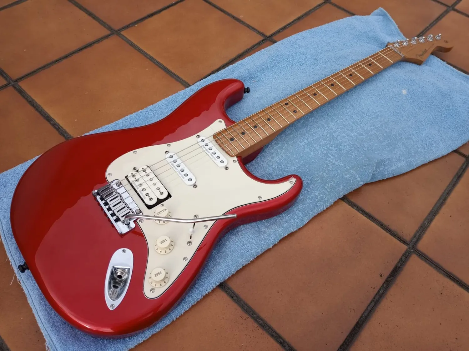 Fender Deluxe Stratocaster HSH corpo chitarra Candy Apple Red ontano