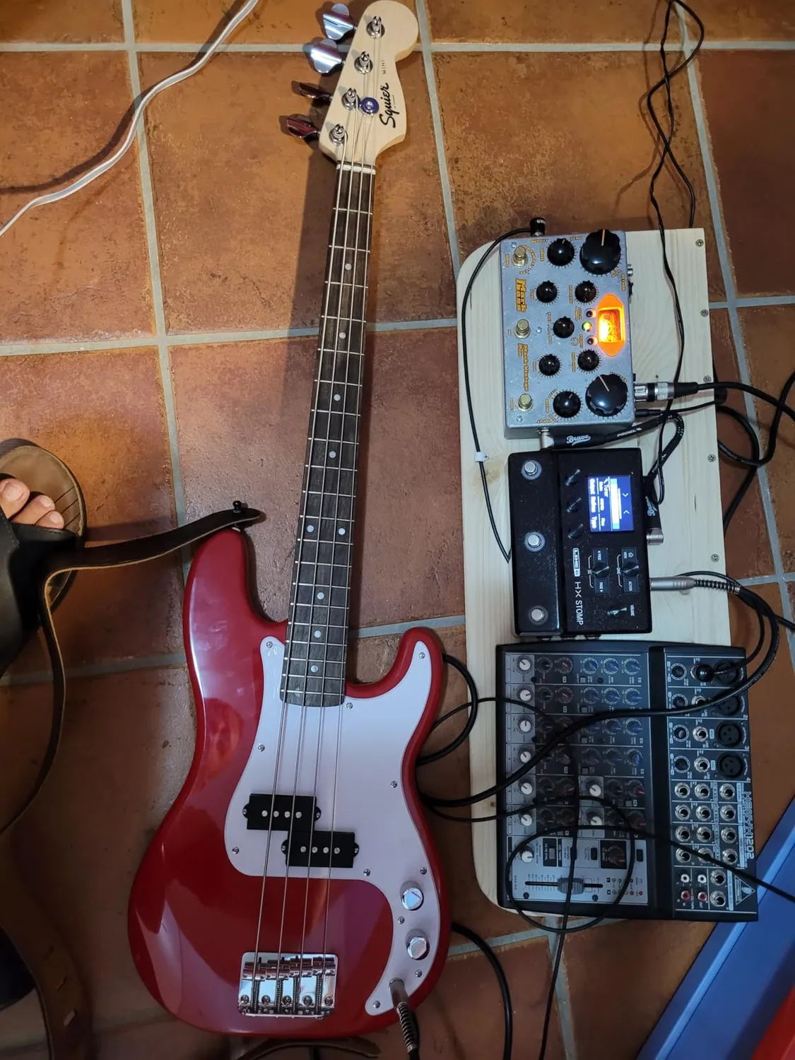 Squier Mini Precision Bass basso elettrico 3/4 Sunburst scala corta