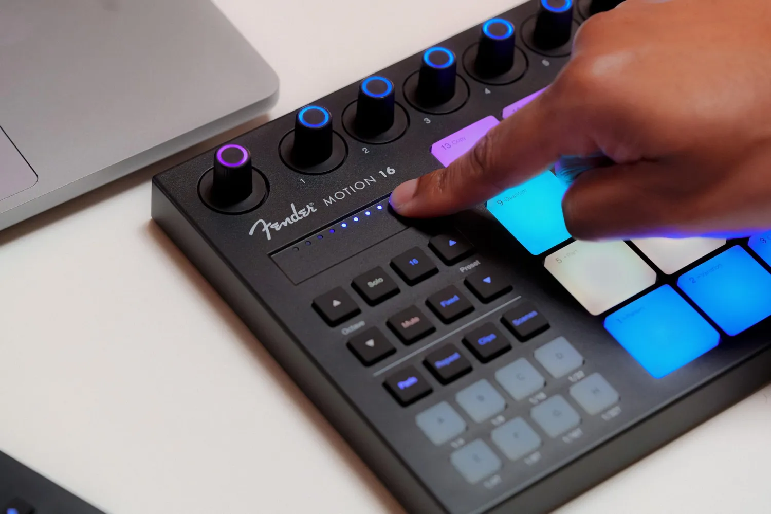 Fender Studio Motion 16 controller MIDI pad FATAR USB