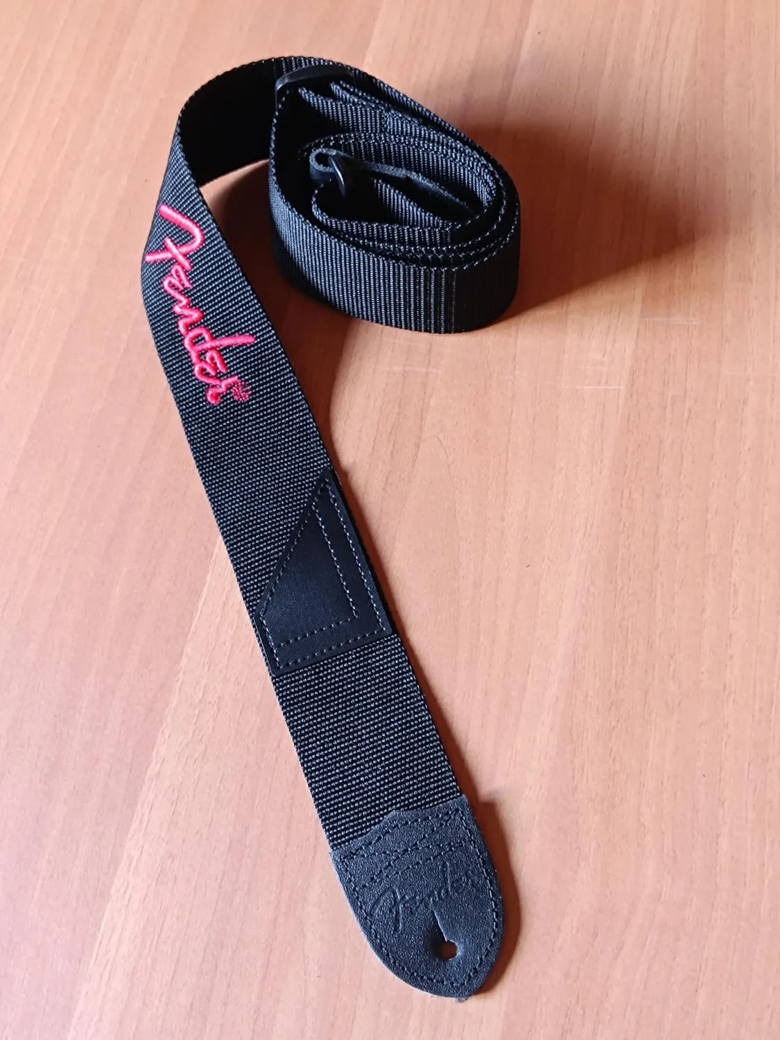 Fender Logo tracolla chitarra 2" nera rossa portaplettri