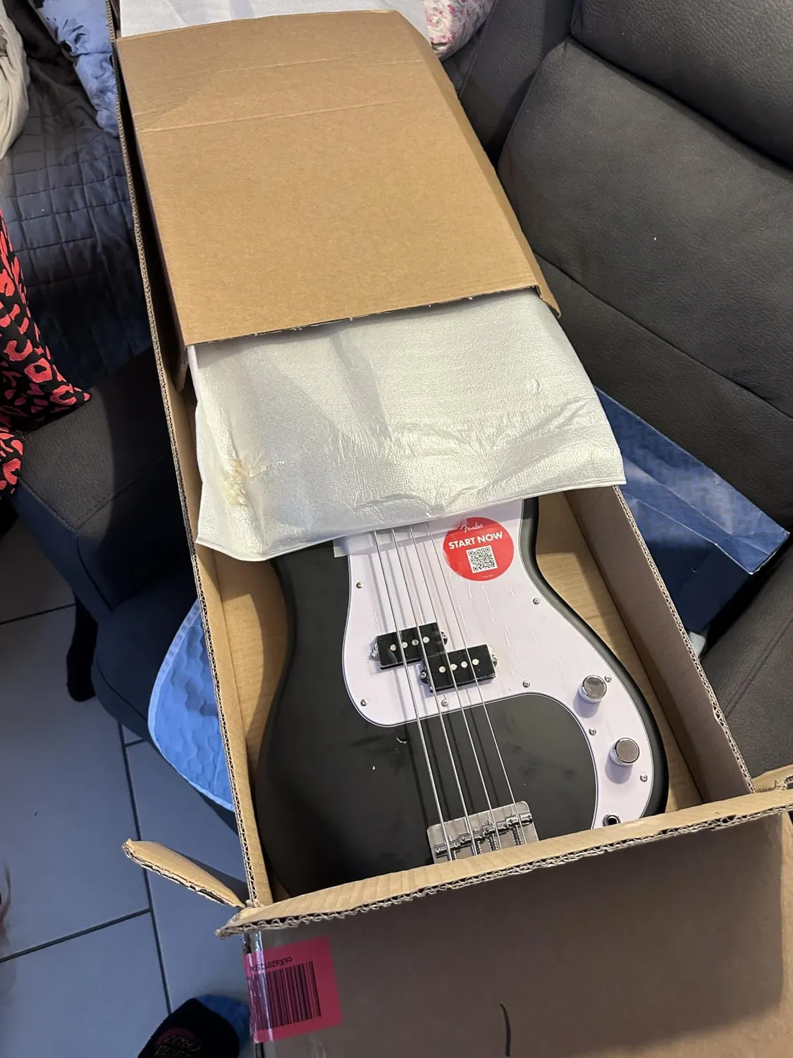Squier Debut Precision Bass basso elettrico nero principianti
