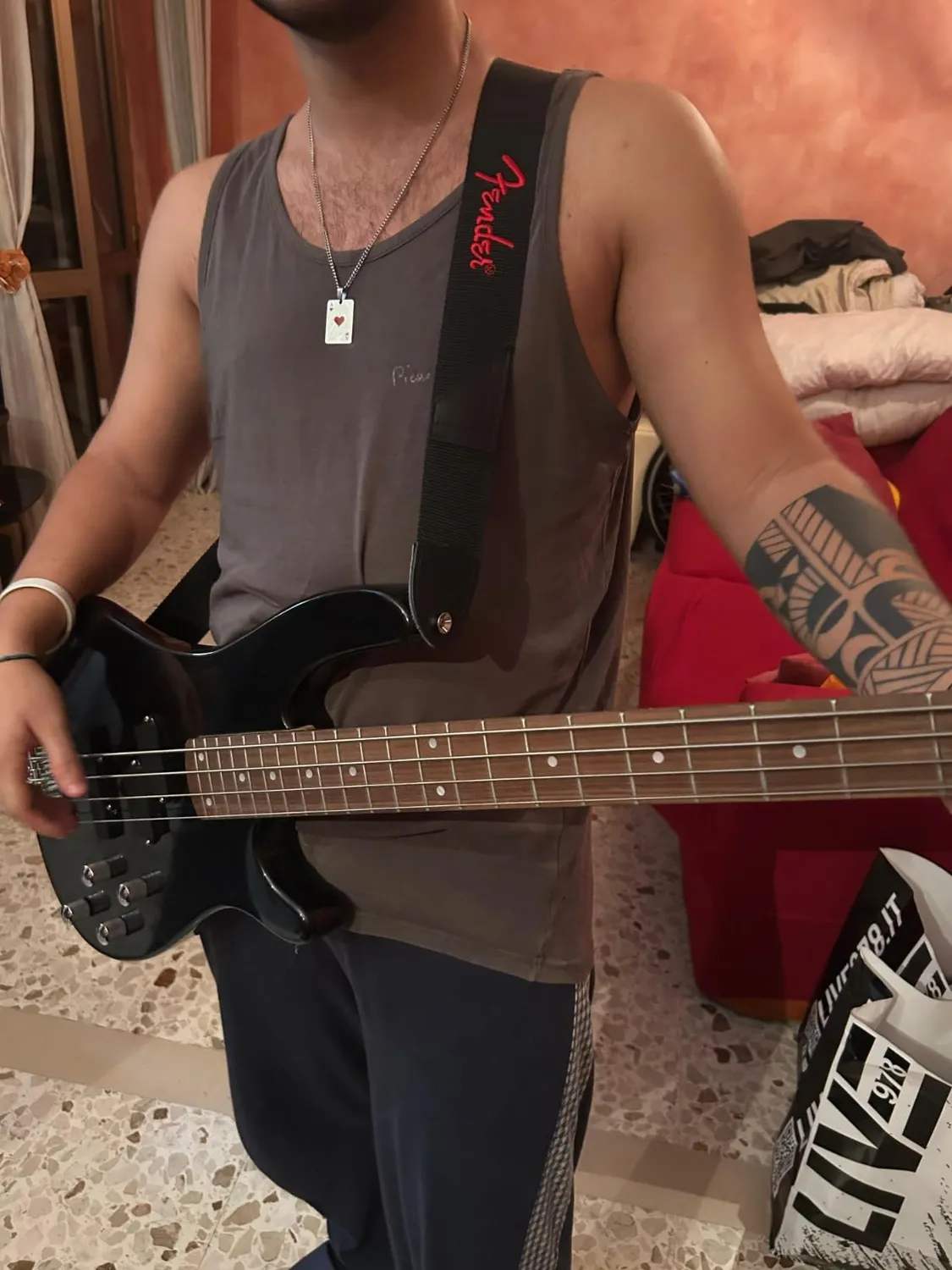 Fender Logo tracolla chitarra 2" nera rossa portaplettri