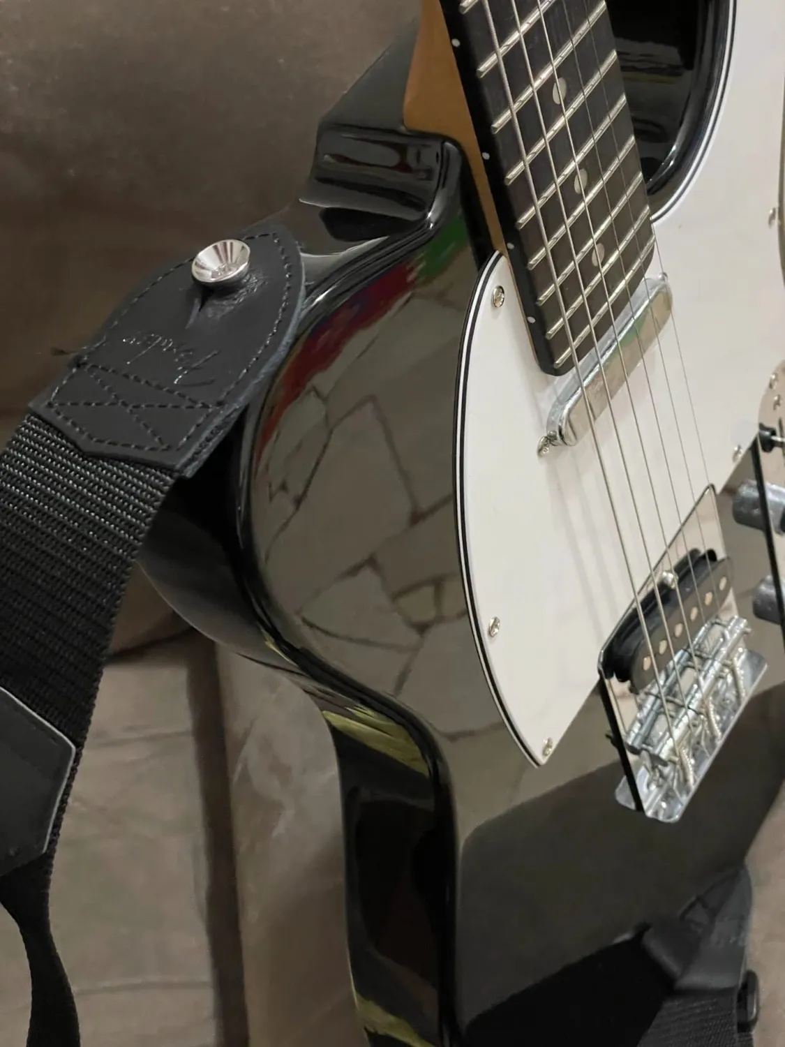Fender Logo tracolla chitarra 2" nera rossa portaplettri